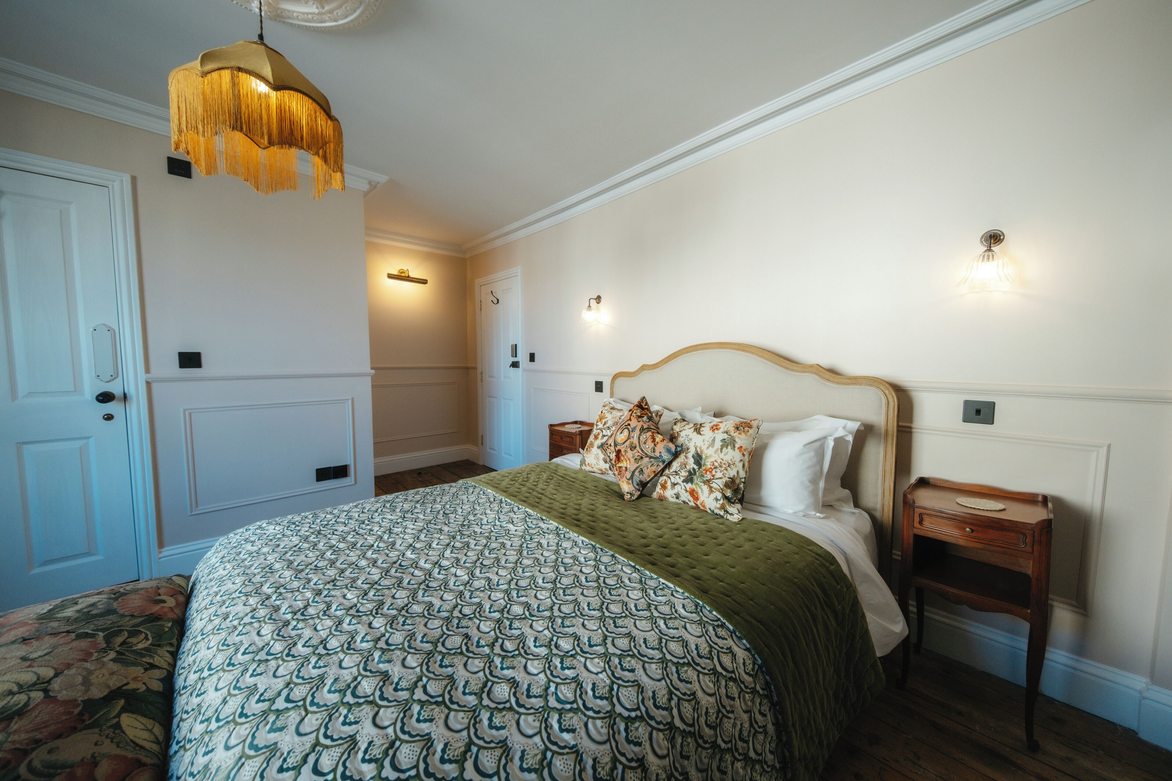 Habitación Confort doble, 1 cama de matrimonio grande, no fumadores, baño privado | Tabla de planchar con plancha y wifi gratis