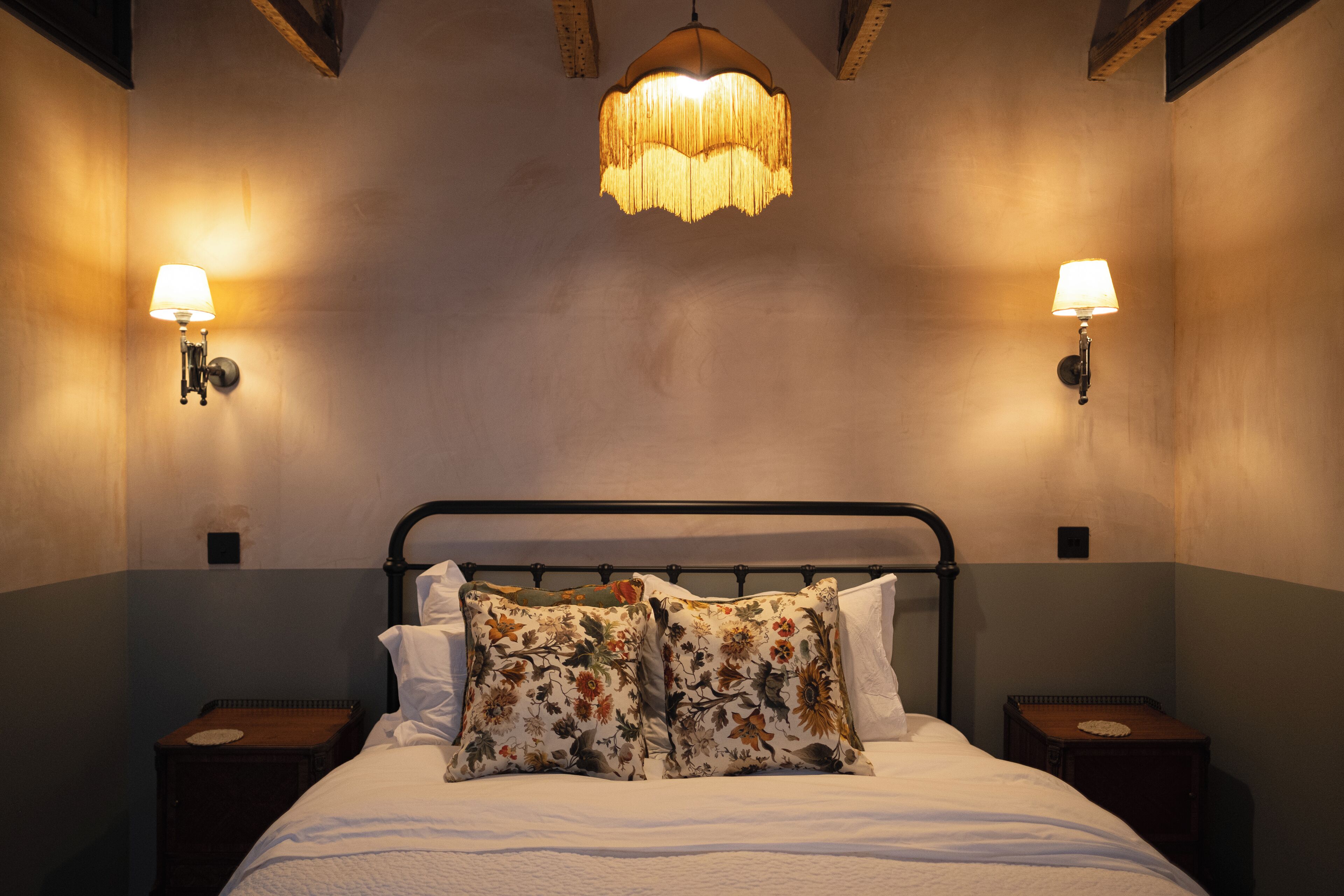 Classic Double Room, 1 King Bed, Non Smoking, Private Bathroom | Iron/ironing board (on request), WiFi (free)