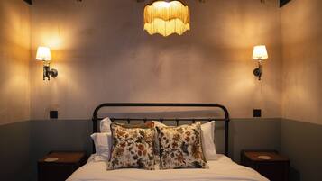 Classic Double Room, 1 King Bed, Non Smoking, Private Bathroom | Iron/ironing board (on request), WiFi (free)
