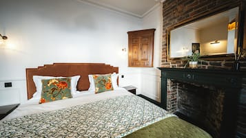 Habitación doble superior, 1 cama de matrimonio grande, no fumadores, baño privado | Tabla de planchar con plancha y wifi gratis