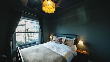 Basic Double Room, 1 King Bed, Non Smoking, Private Bathroom | Iron/ironing board, free WiFi