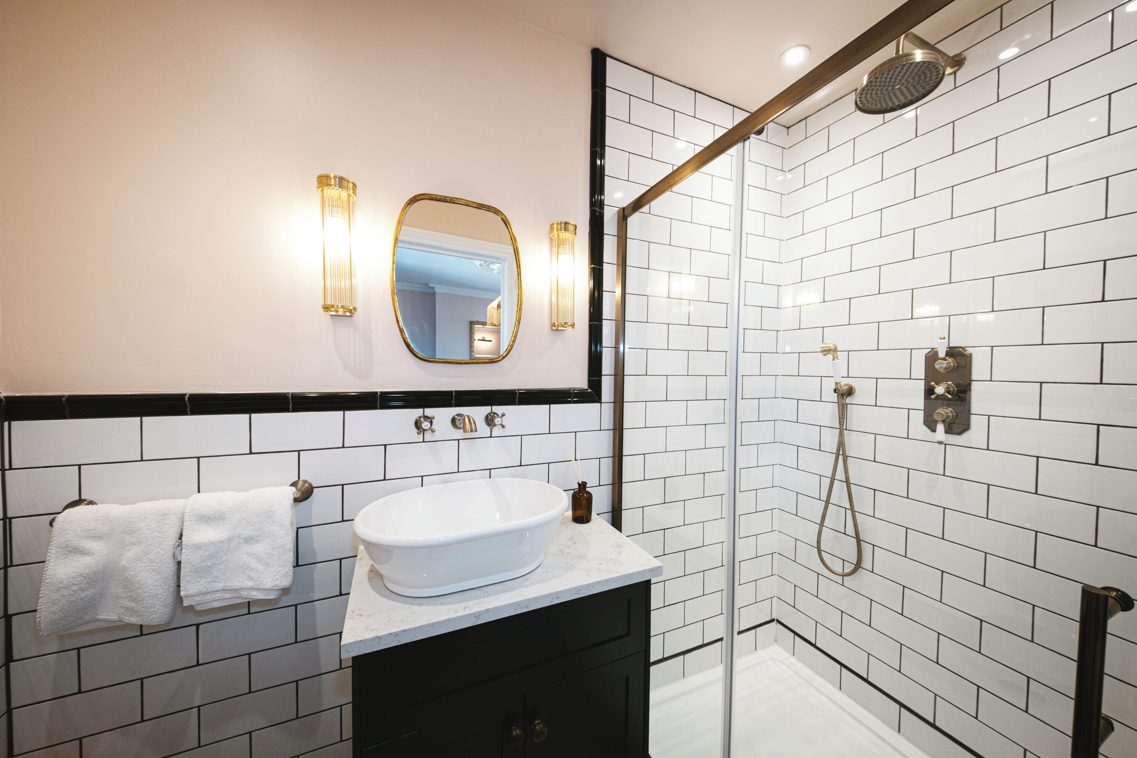 Comfort Double Room, 1 King Bed, Non Smoking, Private Bathroom | Bathroom | Shower, towels, soap, shampoo