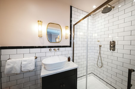 Comfort Double Room, 1 King Bed, Non Smoking, Private Bathroom | Bathroom | Shower, towels, soap, shampoo. The Doghouse Inn