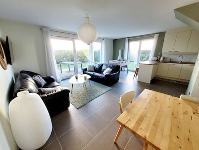 Modern villa 3 bedrooms with garden, WiFi and parking, close to beach