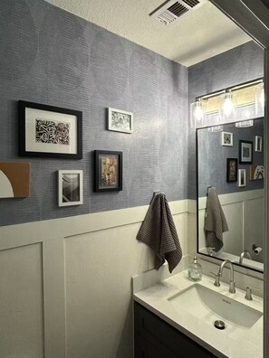 Douche, sĂšche-cheveux, serviettes fournies, savon