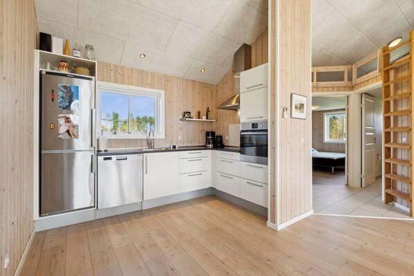 Fridge, oven, stovetop, dishwasher