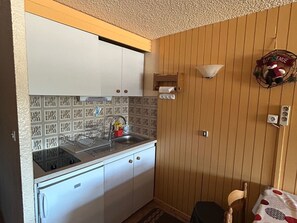 Mikrowelle, Herdplatte, Wasserkocher mit Kaffee-/Teezubehör, Toaster