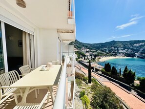 Outdoor dining - EL SOL. Tu hogar junto al mar – Apartamento cómodo para 5 personas en Roses. (Roses)