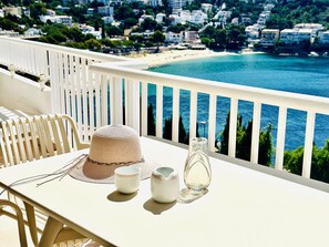 Outdoor dining - EL SOL. Tu hogar junto al mar – Apartamento cómodo para 5 personas en Roses. (Roses)