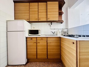 Køleskab, mikrobølgeovn, kogeplade, kaffe-/temaskine