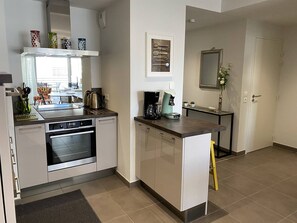 Kjøleskap, mikrobølgeovn, ovn og kokeplater