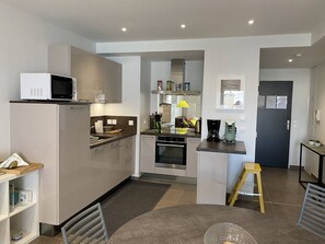 Kjøleskap, mikrobølgeovn, ovn og kokeplater