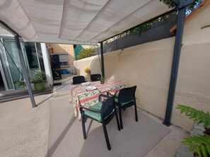 Outdoor dining - 3-room apartment with terrace, AC and WIFI, near beach and shops (Le Grau d'Agde)