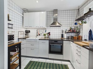 Microwave, oven, stovetop, dishwasher - 3-room apartment with terrace, AC and WIFI, near beach and shops (Le Grau d'Agde)
