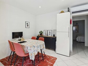 Dining - 3-room apartment with terrace, AC and WIFI, near beach and shops (Le Grau d'Agde)