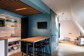 Duplex, cozinha americana, vista para o mar | Cozinha privada | Geladeira, micro-ondas, cooktop, máquina de café expresso
