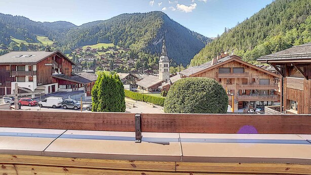 A mountain village with wooden buildings, a church, and a clear view of the surrounding hills. - Studio La Clusaz for 4 people, Pets allowed, 32 m² (La Clusaz)