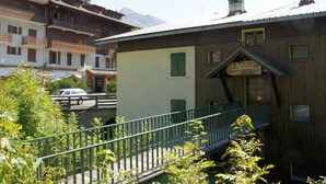 Un bâtiment doté d’une façade en bois, d’une enseigne et d’un escalier menant à un balcon.