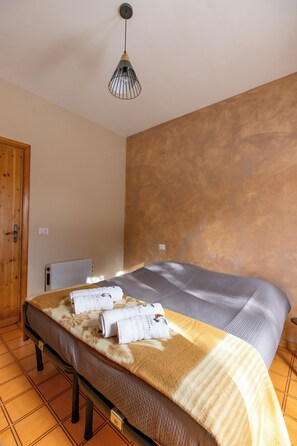 1 dormitorio, tabla de planchar con plancha, wifi y ropa de cama