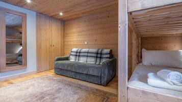 4 bedrooms, iron/ironing board, free WiFi, bed sheets