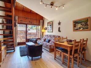 Enjoy a comfortable stay in this well-appointed room featuring a dining table, sofa, and ottoman.