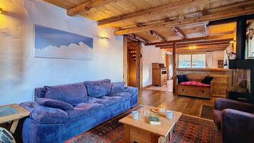 Una televisión, una chimenea