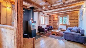 Una televisión, una chimenea