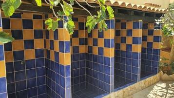Parede revestida com azulejos em padrão quadriculado azul e laranja.
