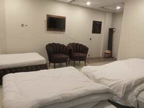 9 bedrooms, iron/ironing board, WiFi, bed sheets - Dove Inn Hotel Barket Market (Lahore)