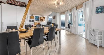 Lovely holiday home with pool, spa and sauna, only 200 meters from the North.