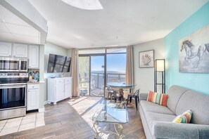 Smart-tv, boeken en een stereo