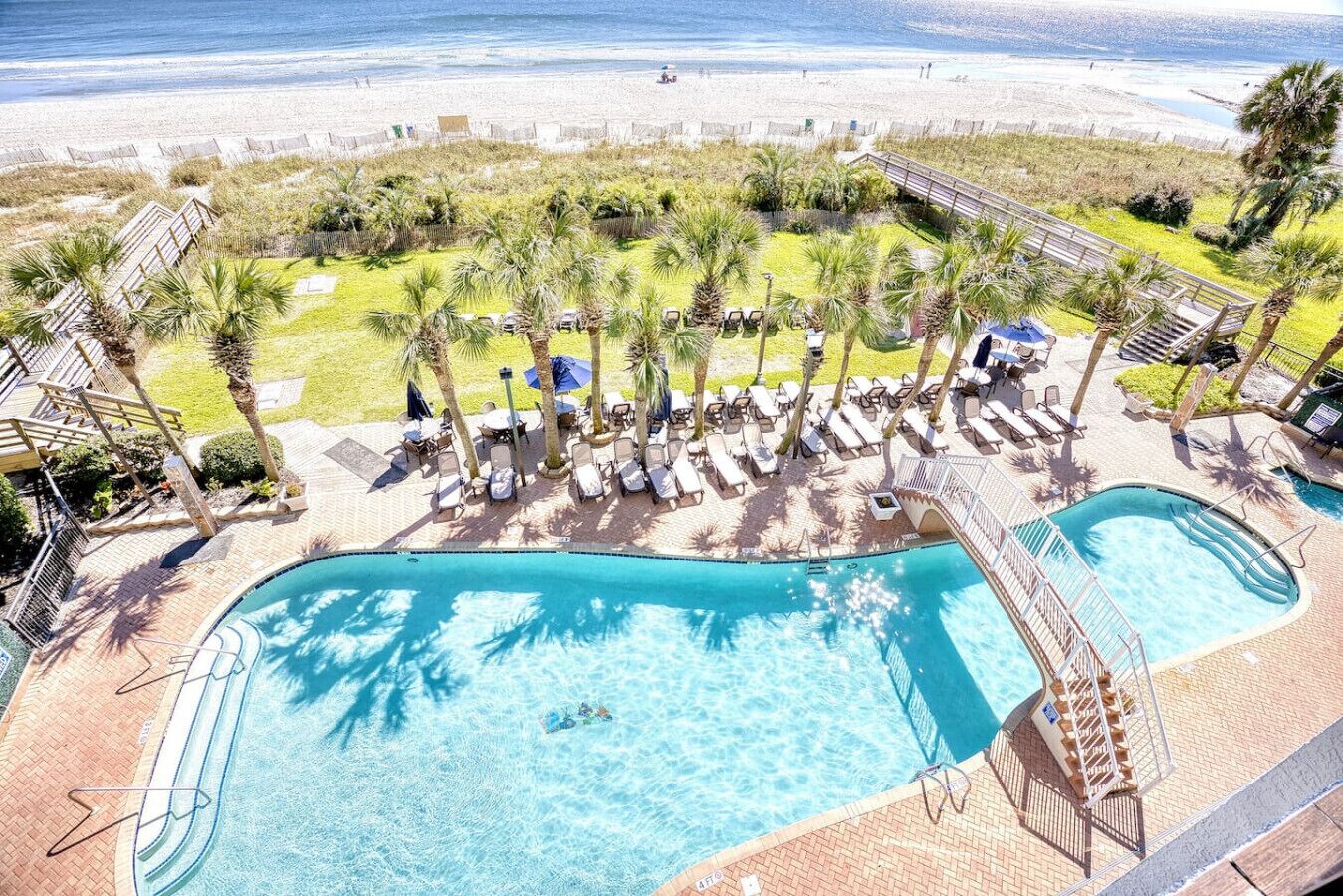 Innendørsbasseng og et oppvarmet basseng