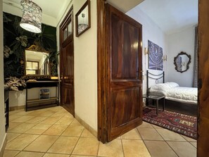 2 soverom, skrivebord, strykejern/-brett og reiseseng for barn