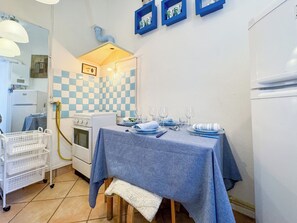 Oven, stovetop, electric kettle, toaster - Vatican Art Apartment, the elegant vintage-style apartment in Rome (Roma)