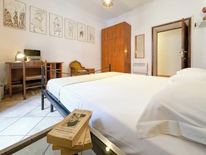 2 bedrooms, desk, iron/ironing board, travel cot - Vatican Art Apartment, the elegant vintage-style apartment in Rome (Roma)