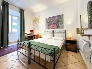 2 chambres, bureau, fer et planche à repasser, lit de bébé portatif