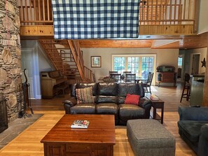 Smart TV, fireplace, computer monitors - Teebo backwoods retreat (Lexington)
