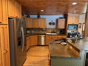 Fridge, microwave, oven, stovetop - Teebo backwoods retreat (Lexington)