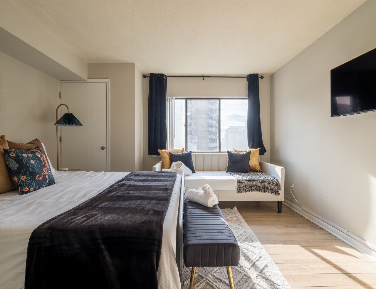 2 slaapkamers, een bureau, een strijkplank/strijkijzer, reisbedje