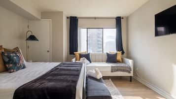 2 slaapkamers, een bureau, een strijkplank/strijkijzer, reisbedje