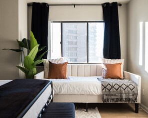 2 habitaciones, escritorio y tabla de planchar con plancha 