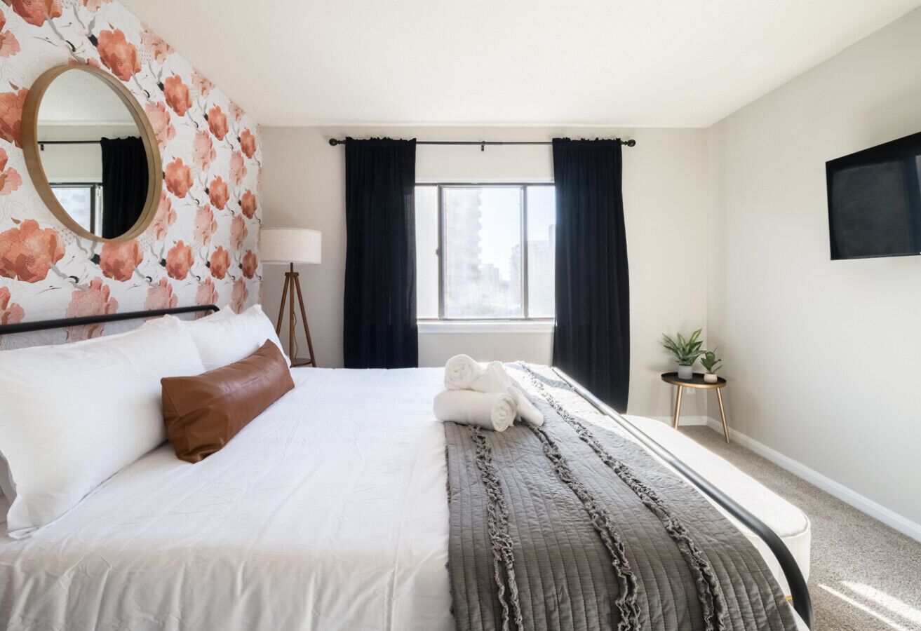 2 habitaciones, escritorio y tabla de planchar con plancha 