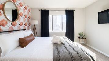 2 habitaciones, escritorio y tabla de planchar con plancha