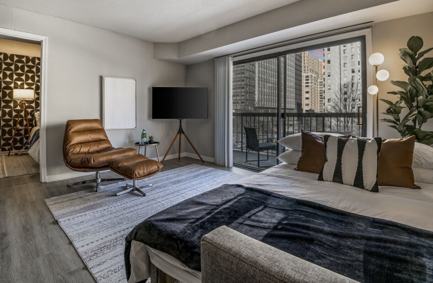 2 slaapkamers, een bureau, een strijkplank/strijkijzer, reisbedje