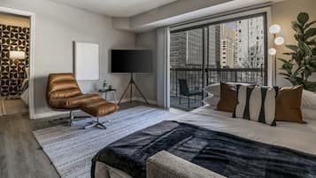 2 slaapkamers, een bureau, een strijkplank/strijkijzer, reisbedje