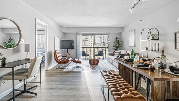 A modern kitchen with a wooden countertop, a bar area, and a seating area with a bench. - Two bedroom  in United States of America, Arlington (Arlington)
