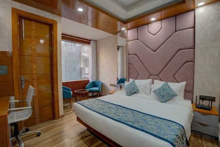 Studio | Premium bedding, desk, laptop workspace, soundproofing