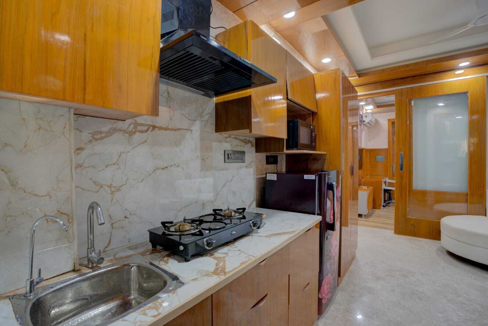 Studio | Dapur kecil pribadi | Lemari es, ketel listrik, dan peralatan masak/sendok-piring