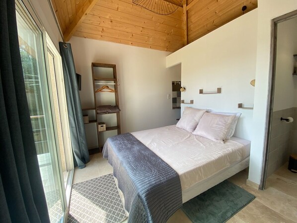 1 bedroom, bed sheets