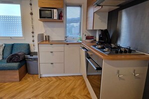 Frigorifero, microonde, forno, piano cottura